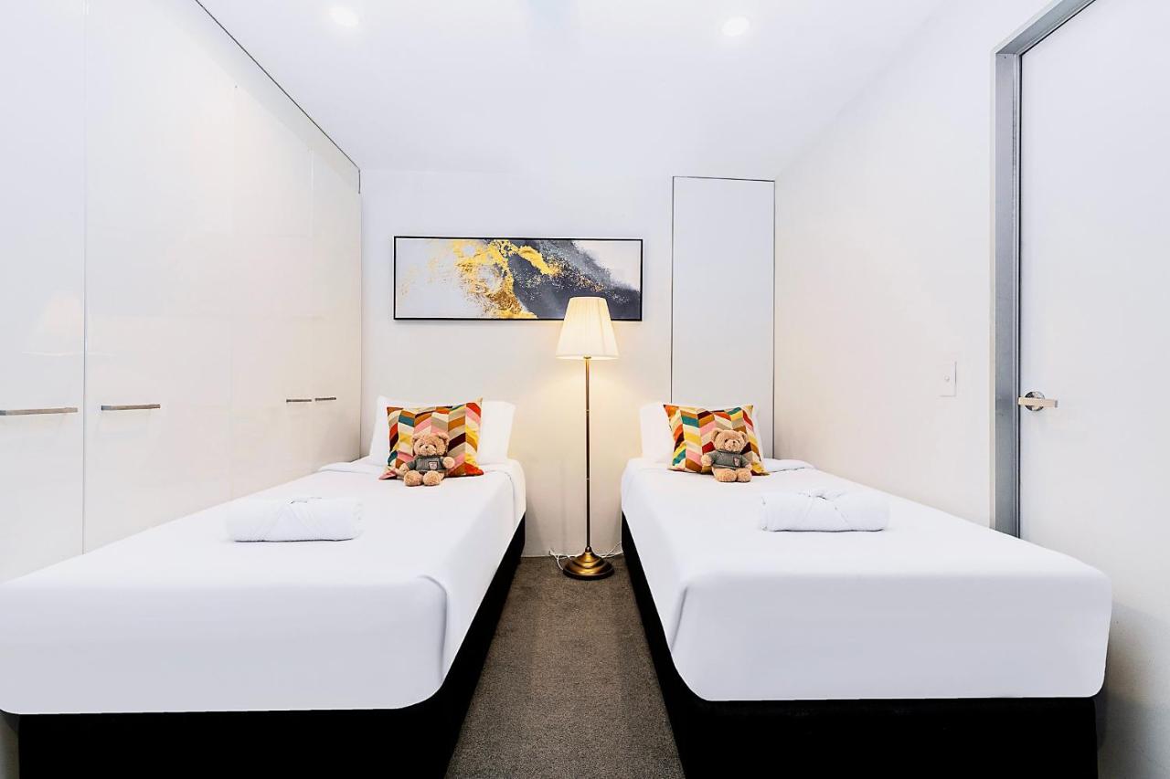 Luxury One Bedroom Apartment Plus Study with River Views