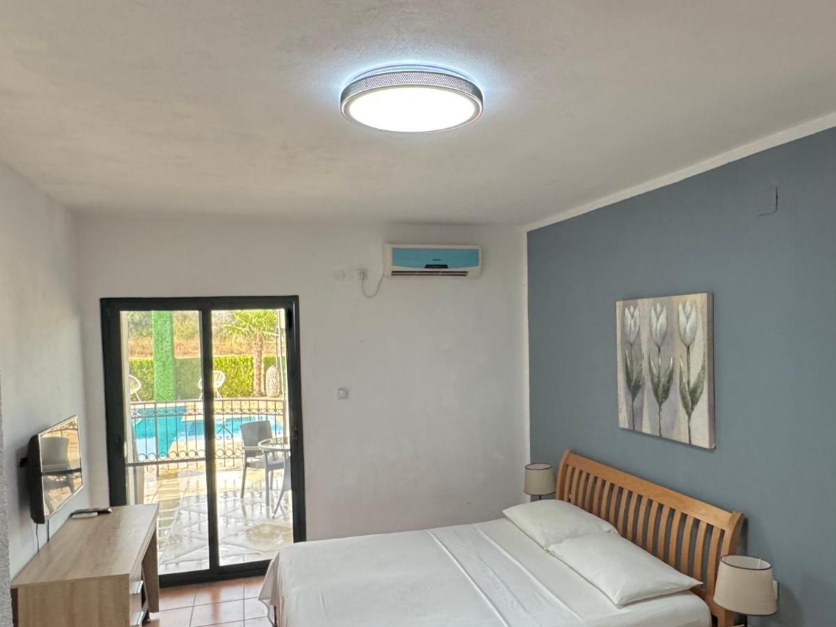 One-Bedroom Apartment with Pool View