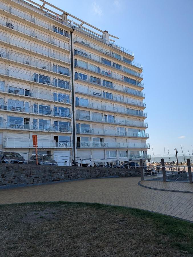 Seaview 2-bedroom Apartment Goldeneye with Private Garage in Duinbergen - Bed and Breakfast Knokke-Heist