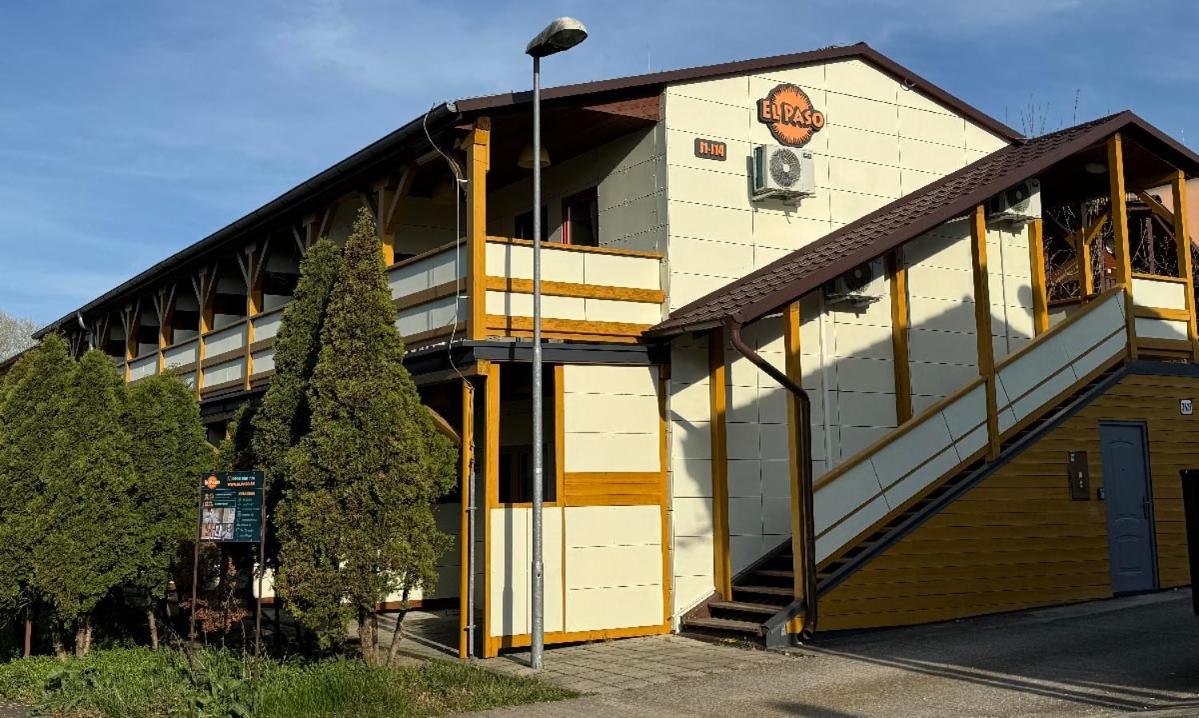 EL PASO ubytovanie chata J9 - J13 v areáli kúpaliska - B&B Štúrovo