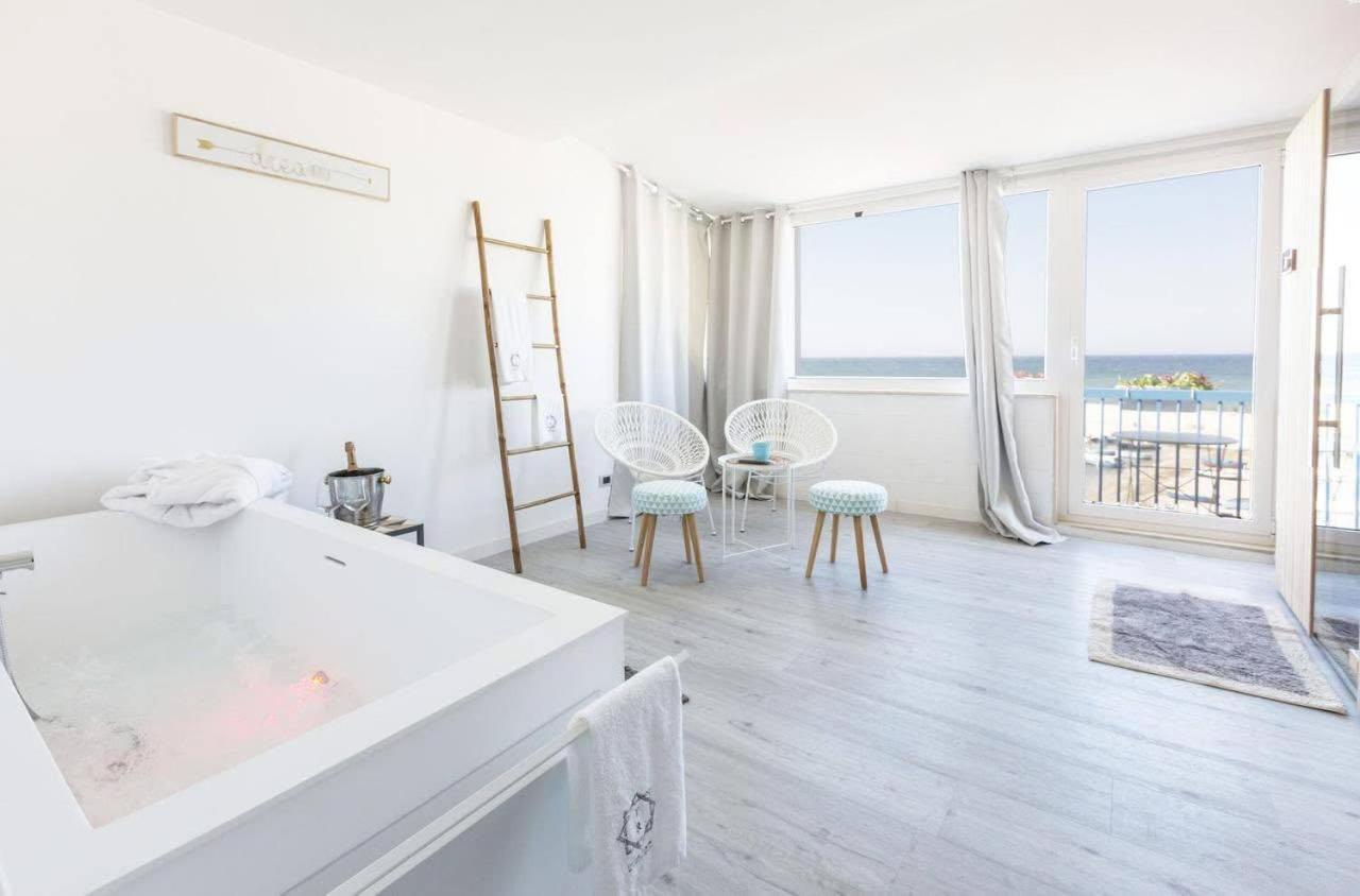 Three Room - Ferienwohnung Torre a Mare