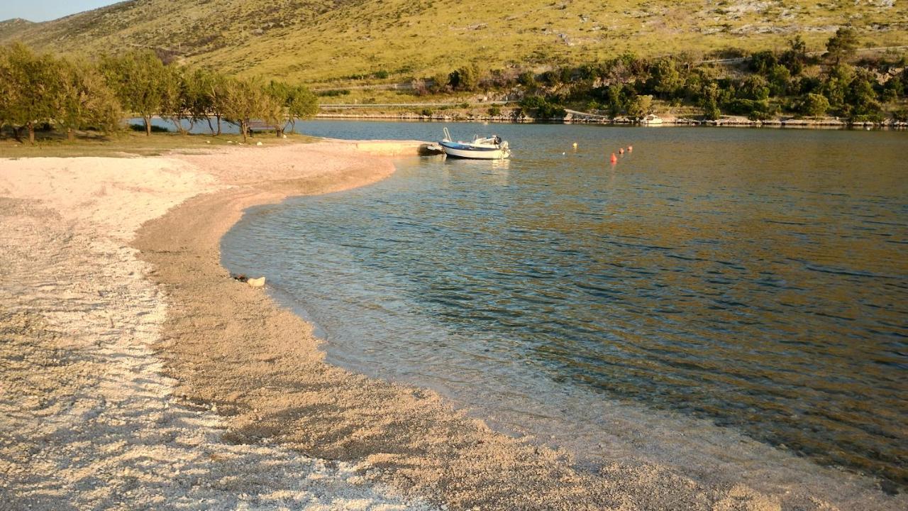Sunrise Wellbeing mobile home for mindful, vegetarian, active rest, just 35 meters from the sea - Ferienwohnung Grebaštica