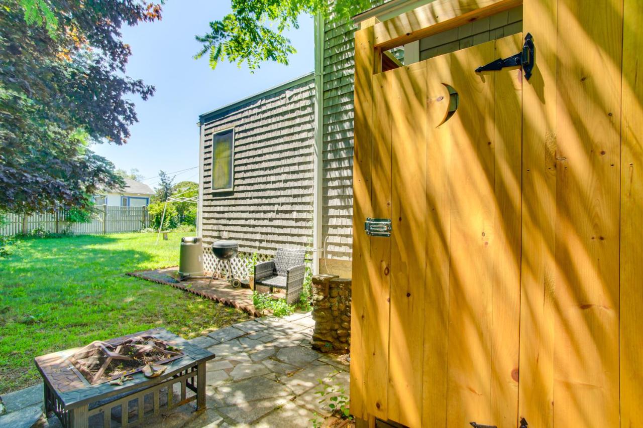 Less Than 1 Mi to Beaches Home with Deck in Oak Bluffs - B&B Oak Bluffs