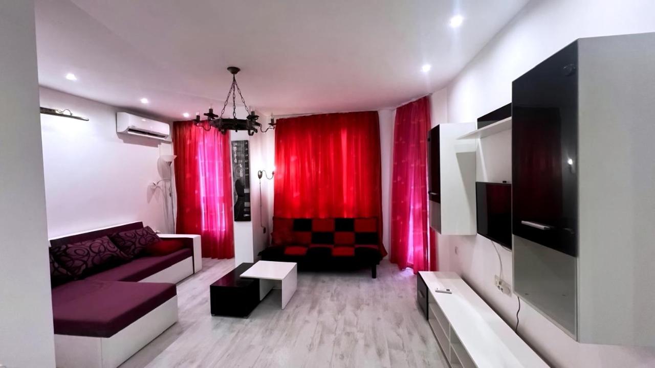 Red Fashion Apartments with Free Parking&Pool - B&B