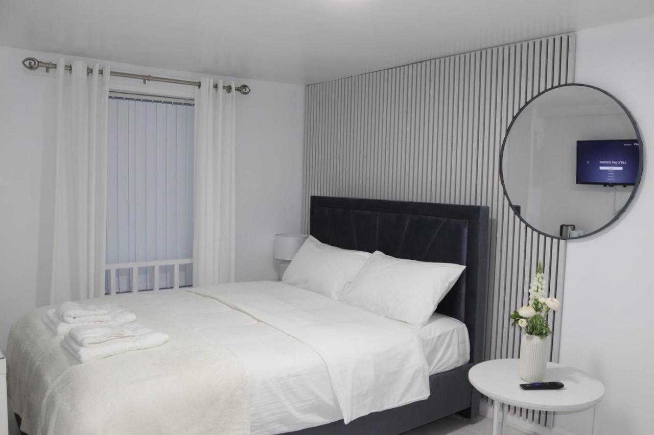 White Cozy Roomzzz - Ferienwohnung Oldham