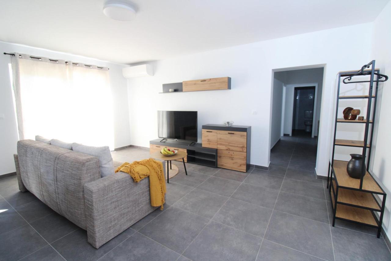 Fly in Apartment - B&B Čilipi