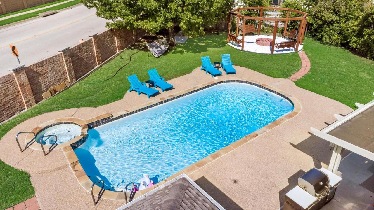 Luxury 6BR Retreat Pool Hot Tub Cinema & Game Room - B&B Haltom City
