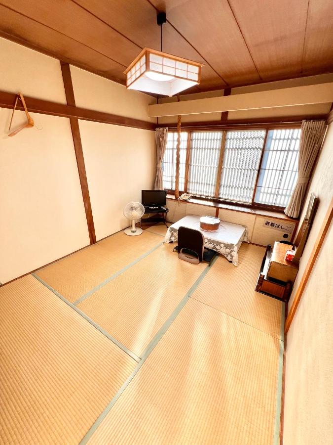Kamer in Japanse Stijl met Gedeelde Badkamer