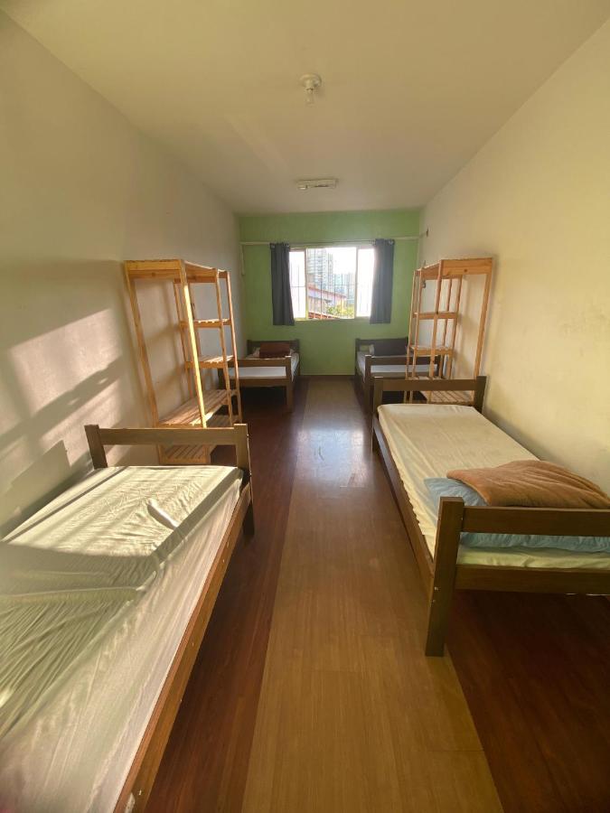 Einzelbett im Männerschlafsaal