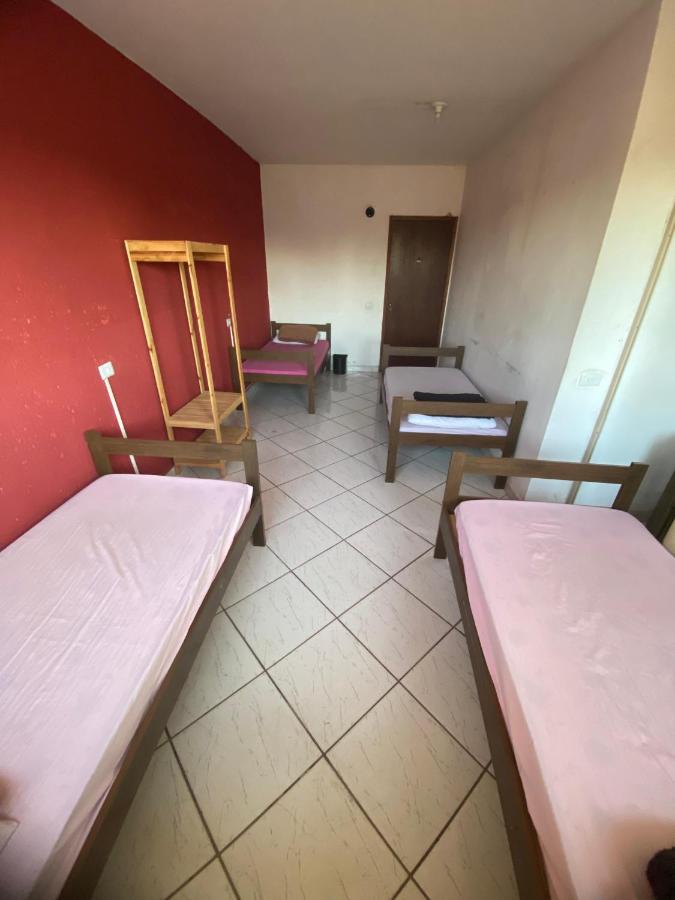 Einzelbett im Männerschlafsaal