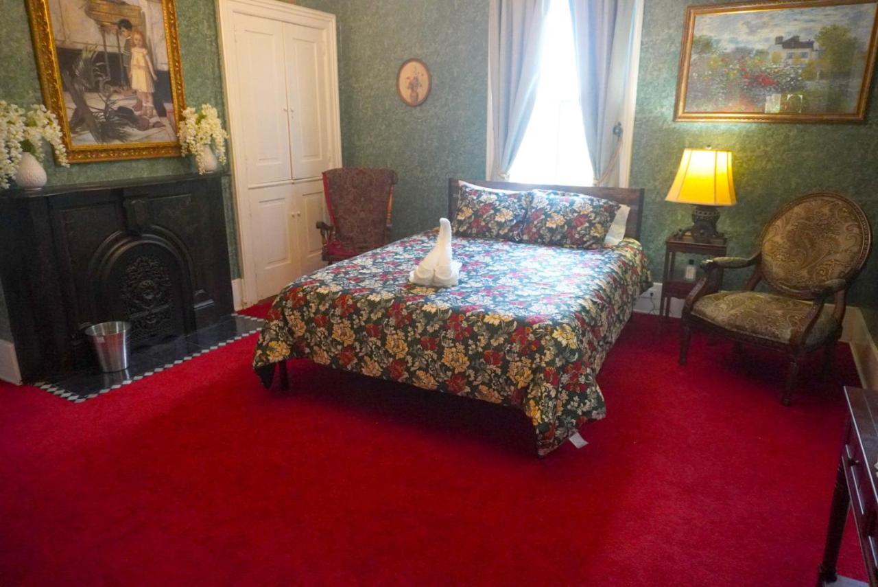 Deluxe Queen Suite