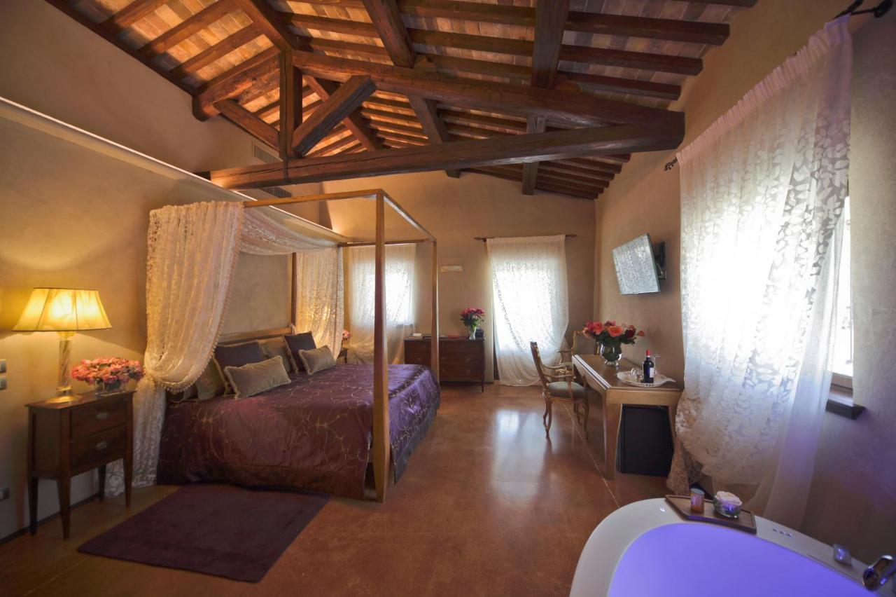 Habitación con cama extragrande y bañera de hidromasaje