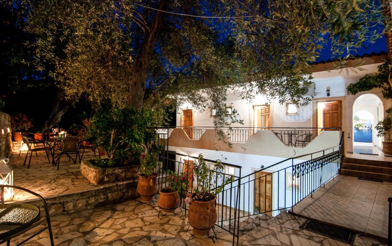 Rizos Bay Sarakiniko - B&B
