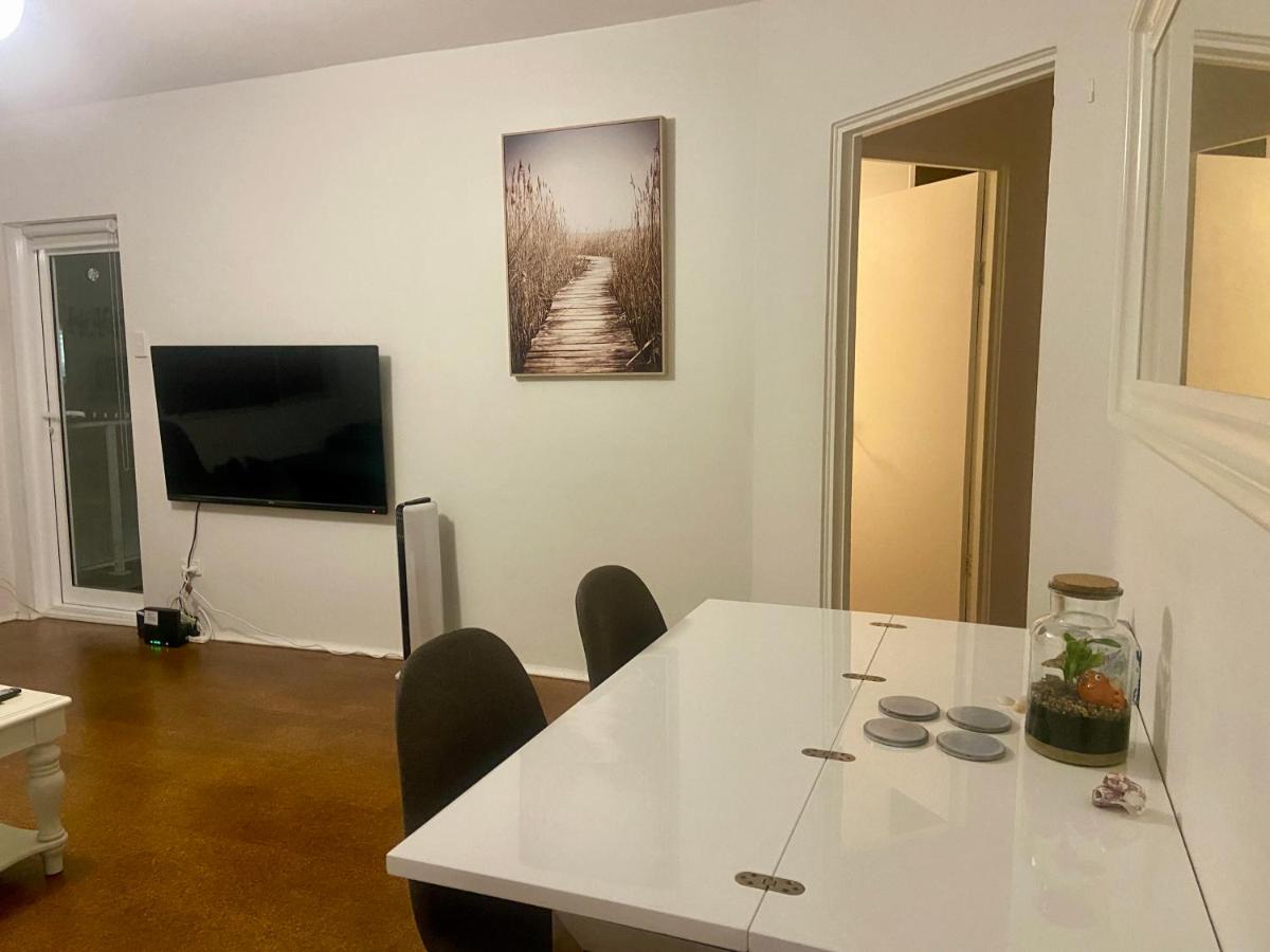 Coastal Retreat- Beach, Lagoon & Cafes Just Steps from Your Door! - B&B