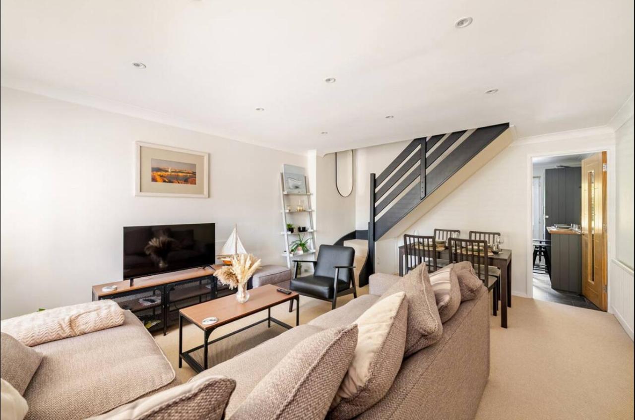 Modern Coastal Cottage with Hottub and Free parking - B&B