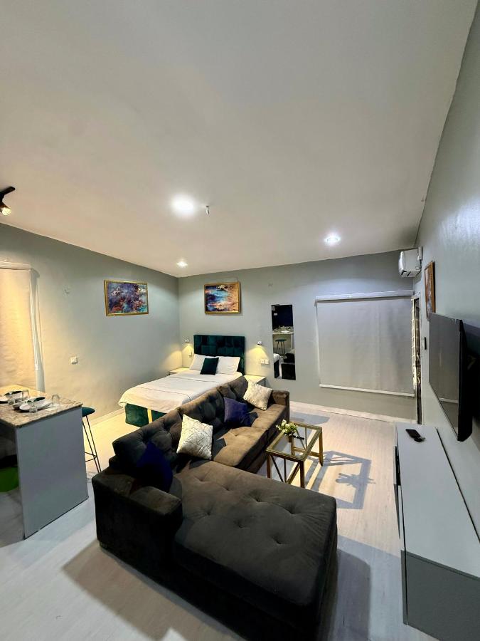 Balcony Open Plan Studio Units -Lekki 1, WI-FI, one with balcony, the other without - B&B