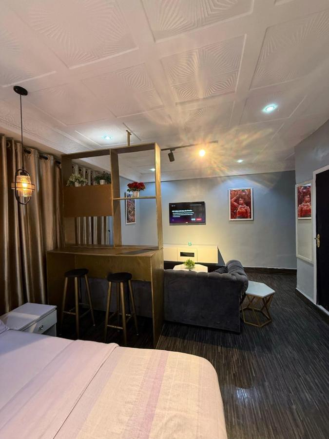 Big Studio Unit in Lekki phase 1 - Kitchen, Washer, 24-7 light, WiFi & Netflix - B&B