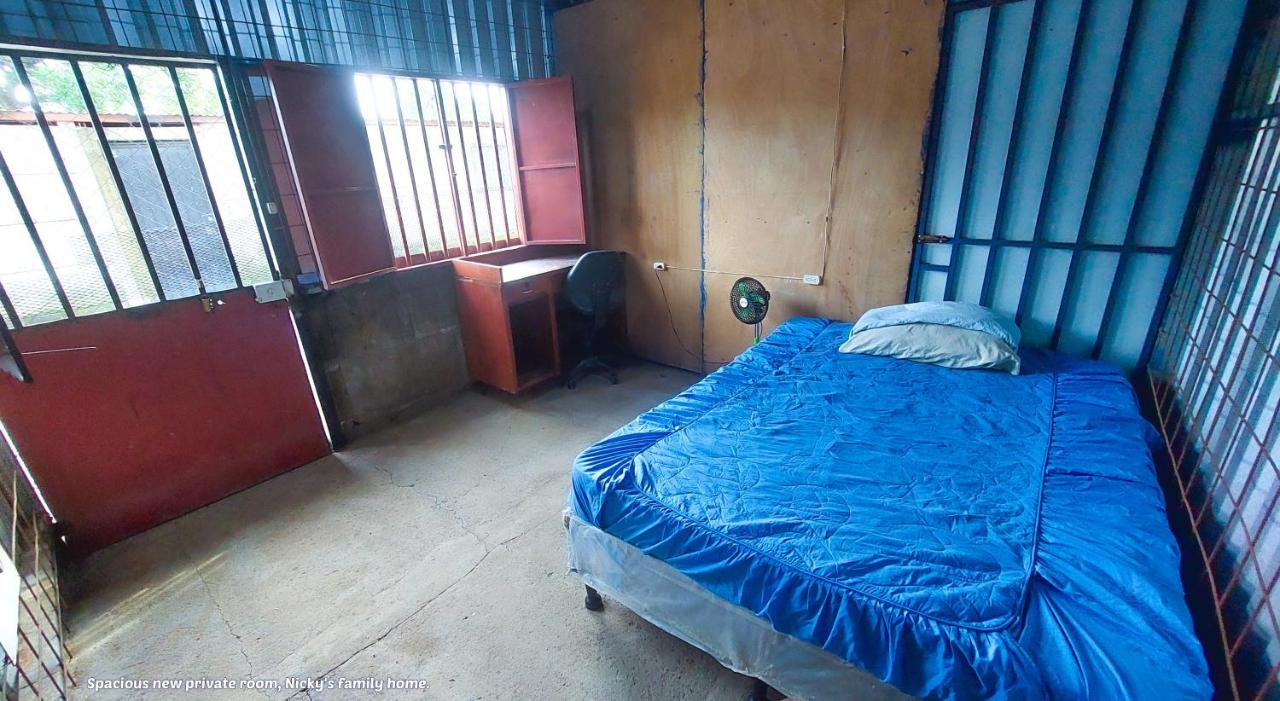 Habitación con cama grande y vistas al jardín