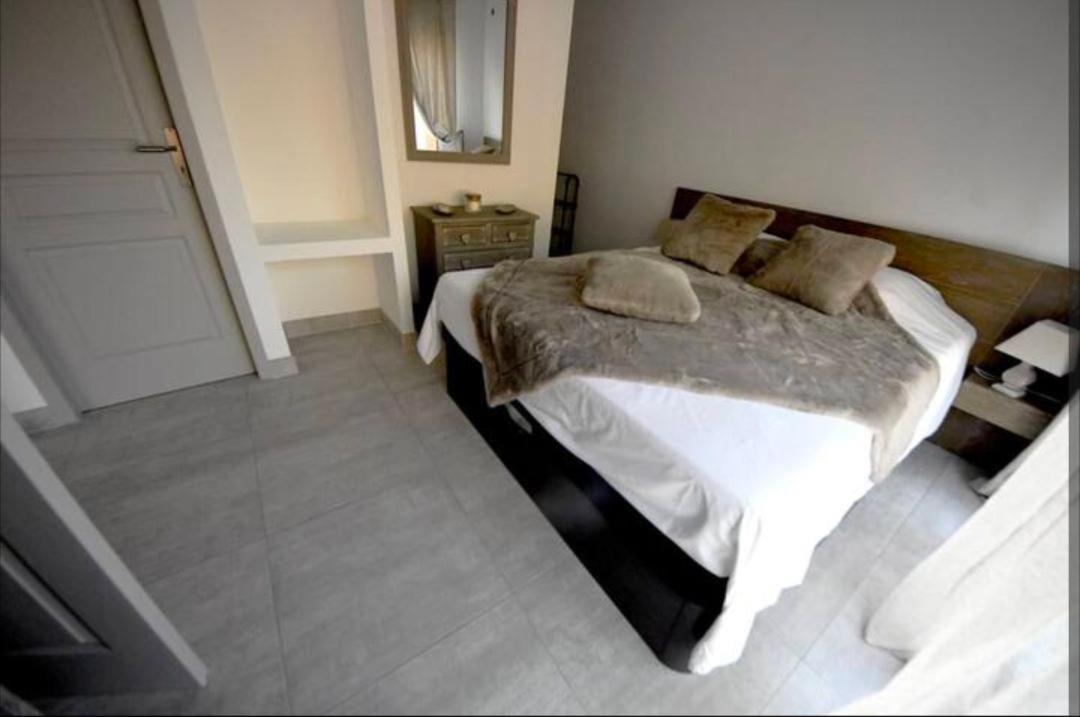 Estudio con cama extragrande y sofá cama