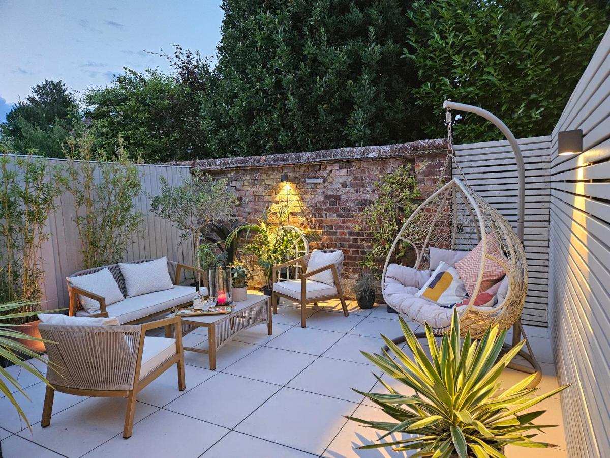 Chic Marlow Escape - Courtyard, River and Fun! Near Windsor and Henley - Ferienwohnung Marlow