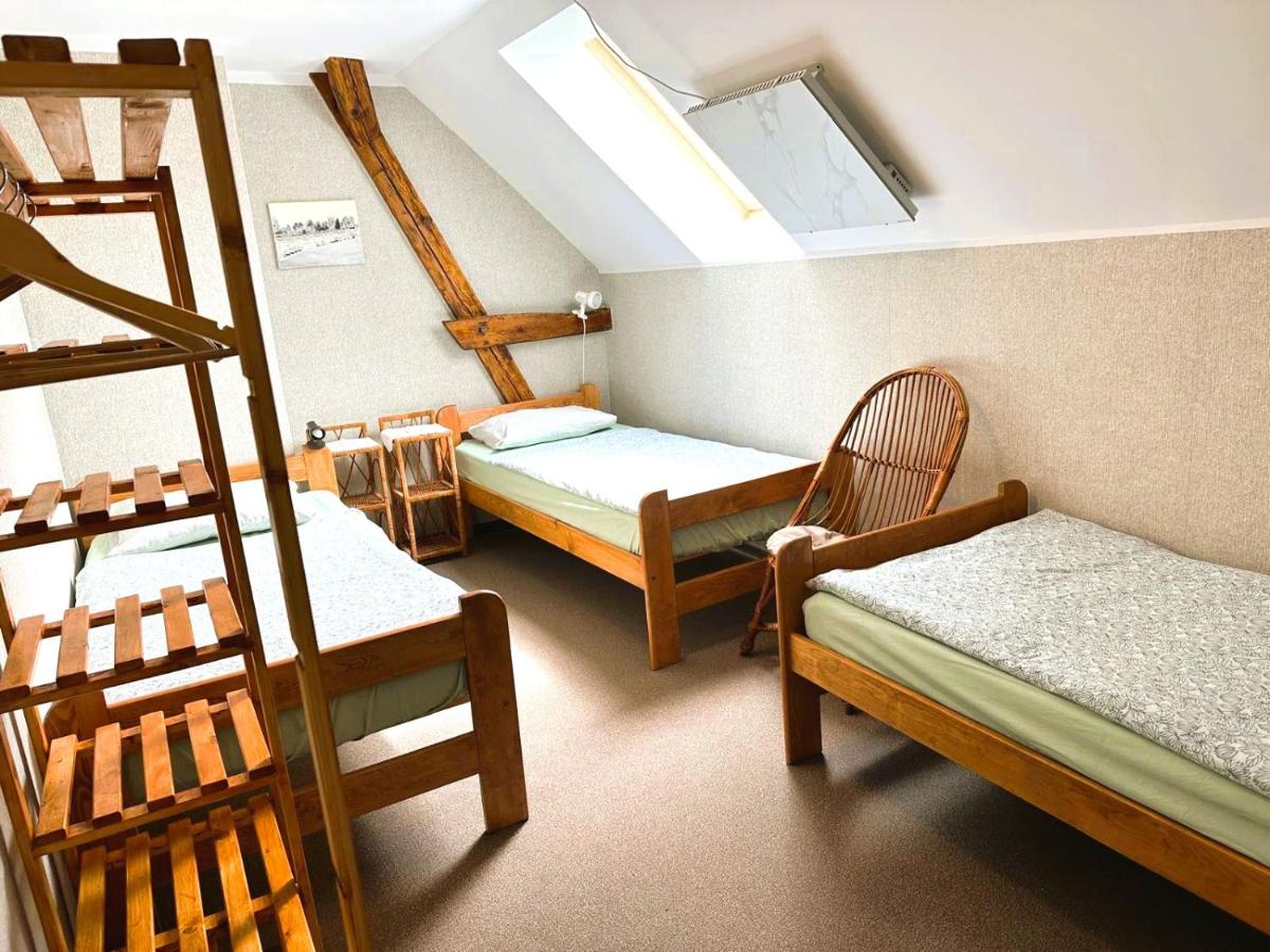 Deze driepersoonskamer heeft een gedeelde badkamer.