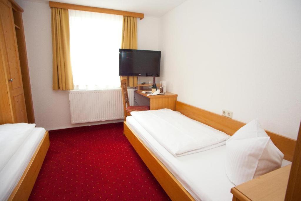 Habitación Doble con baño - 2 camas