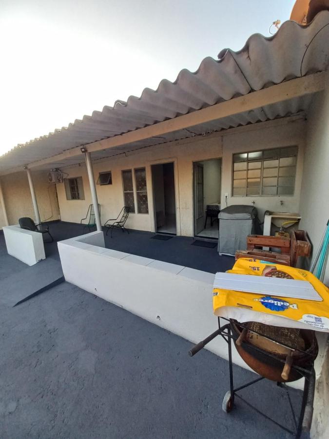 Casa aconchegante com quintal grande para vários carros - B&B