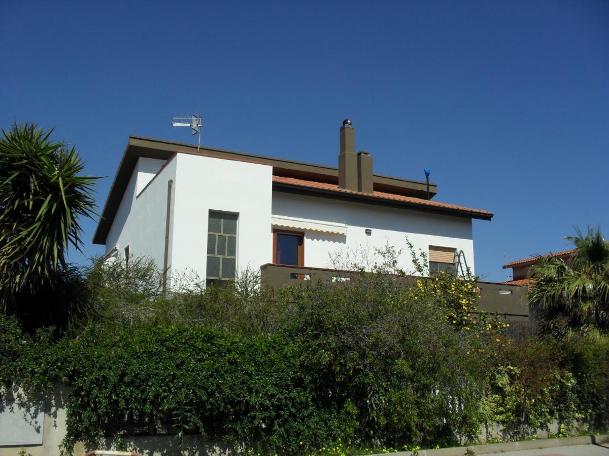 Casa Vacanze"Il Bouganville" - B&B Carbonia