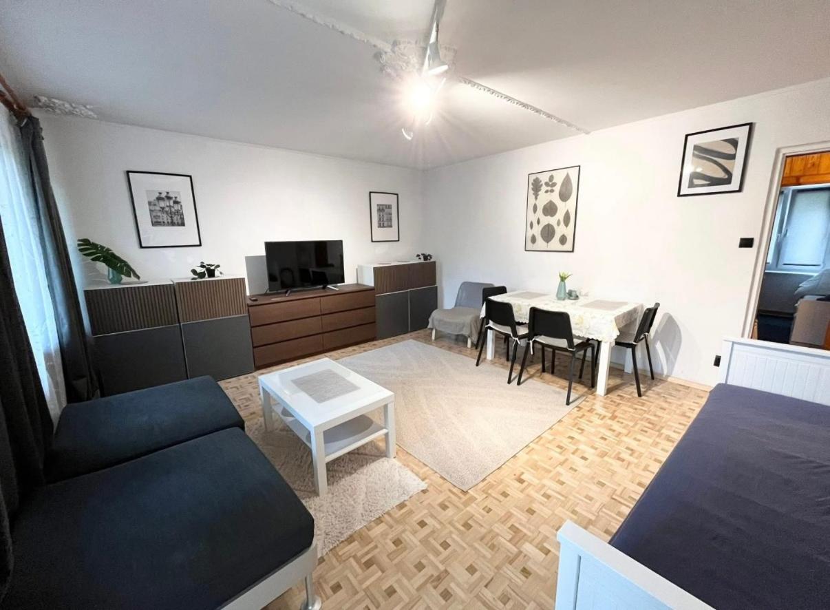 Pabianice 3 pokoje , parter 10 min od portu Łódź - B&B Pabianice