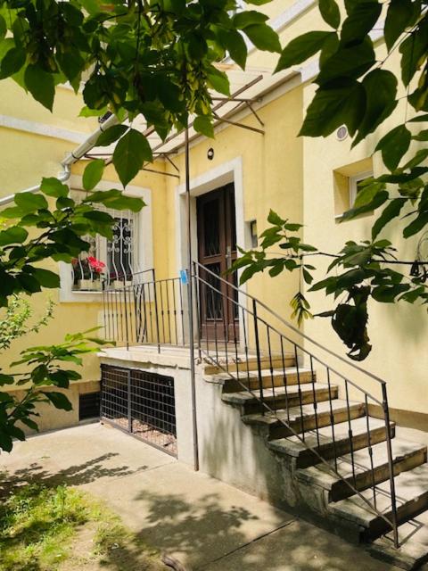 D18 Apartman - B&B