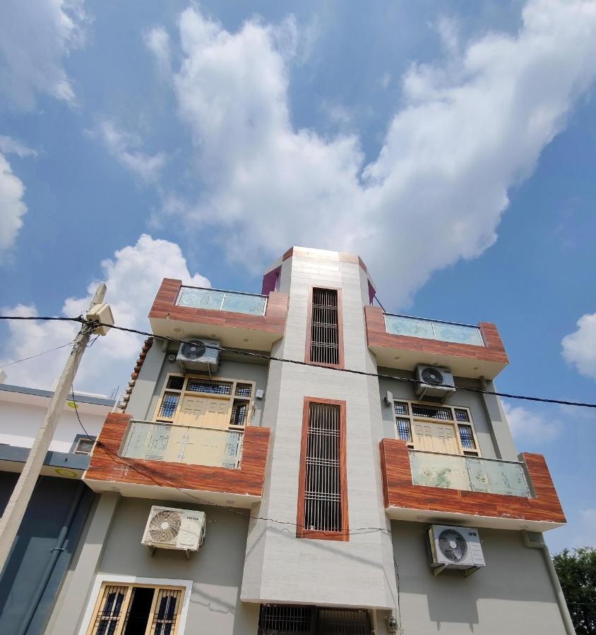 Luvkush Inn A Premium Homestay - B&B Ayodhya