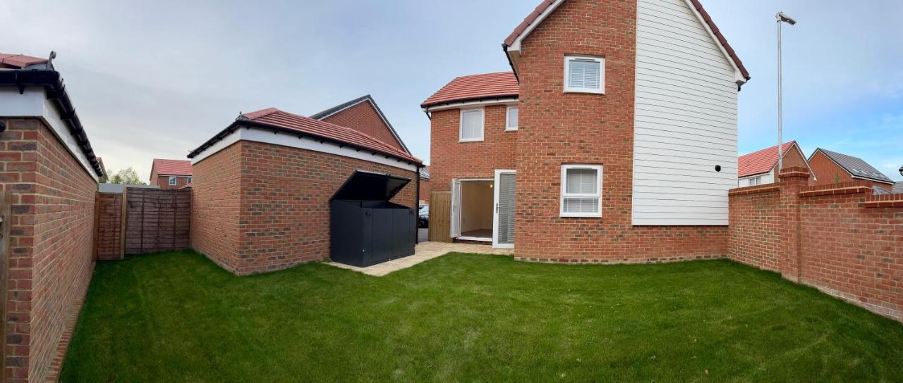 Detached 4BR House - Private Garden, Garage & Parking - Perfect for Long Stays, Families, Contractors - B&B