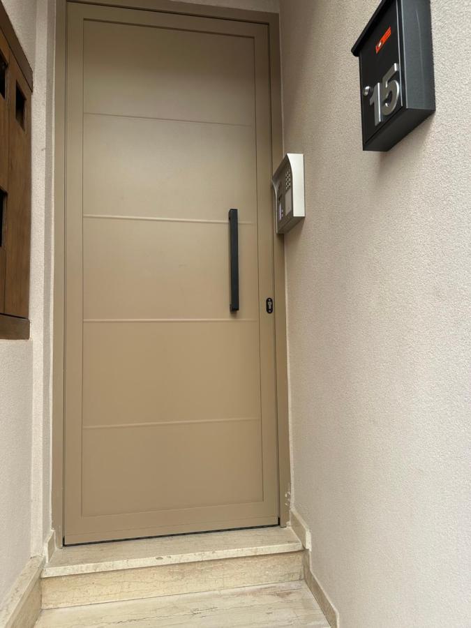 Devina Residence 2025 , Luxury City Jacuzzi Apartment - B&B Chionáto