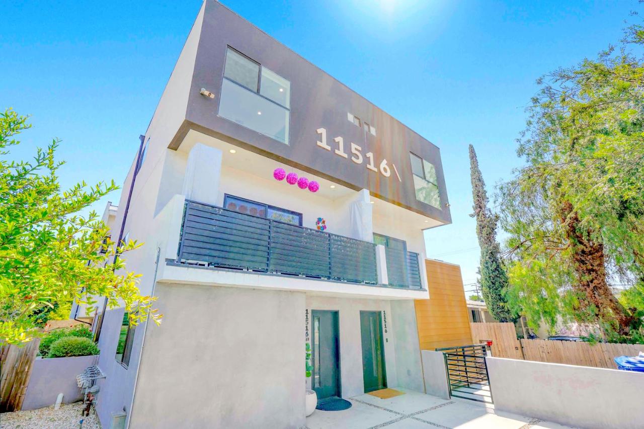 H- Fab Family 5BD 4,5BA NoHo Escape Near Universal with Games, Deck, Parking - B&B North Hollywood