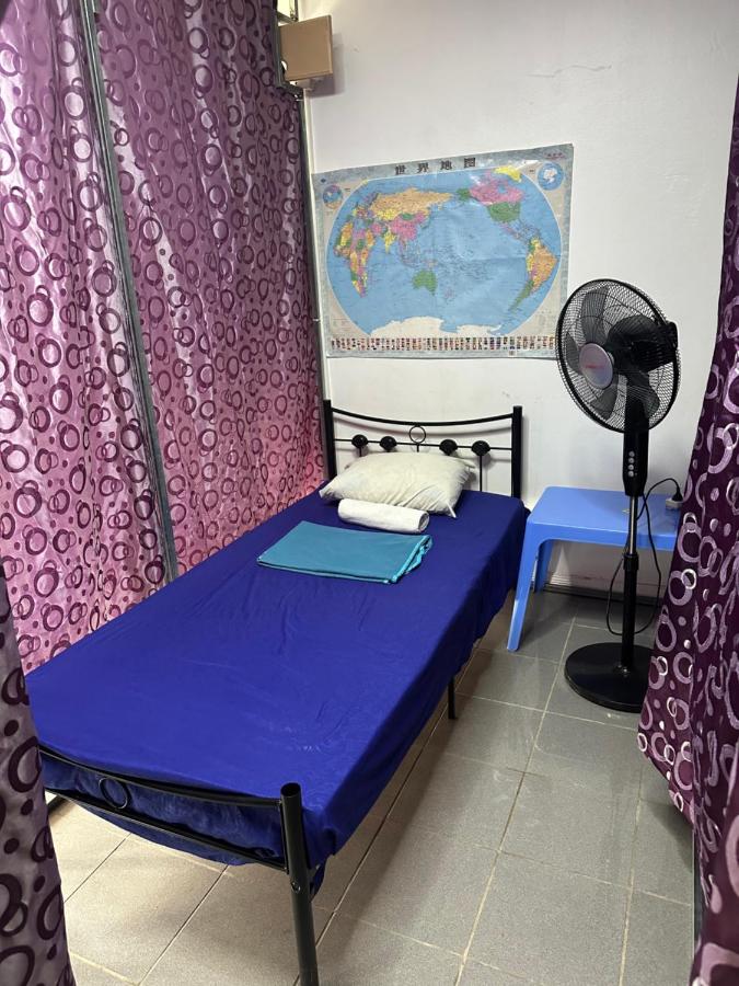 Lit Simple dans Dortoir pour Hommes