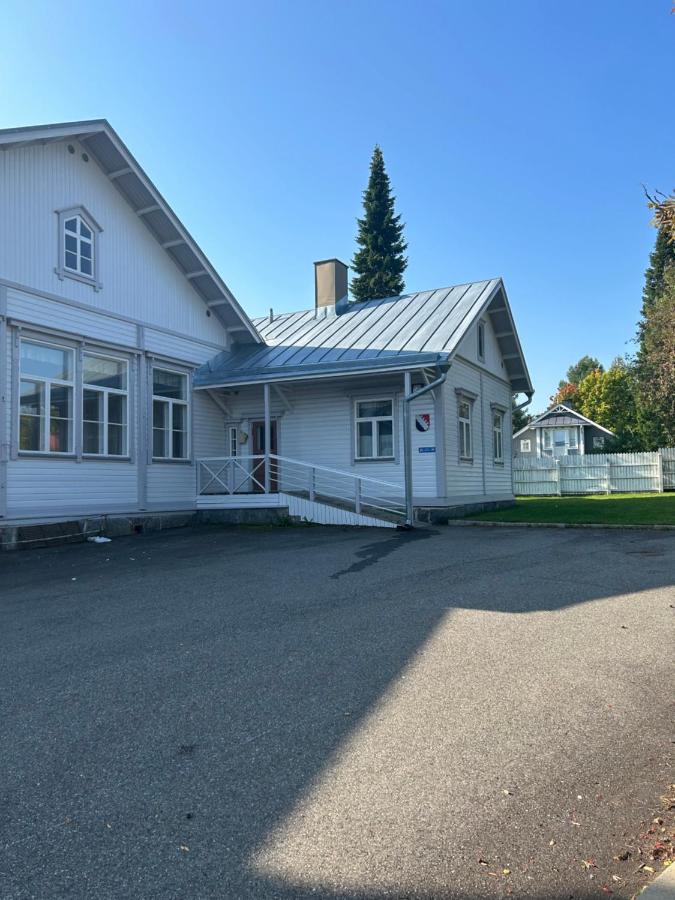 Tunnelmallinen Karsikon kansakoulu - jaettu kylpyhuone - B&B Joensuu