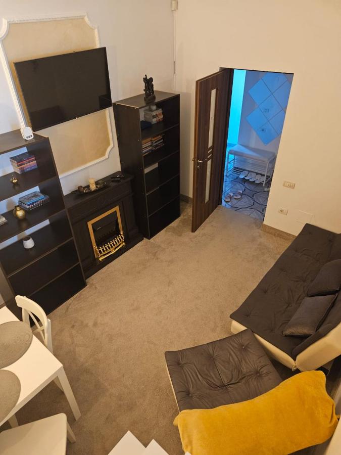 Retro and cozy apartament with electric fireplace - B&B Constanța
