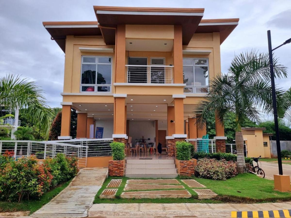 VERDANT by Camella Manors Deluxe Queen Room with Balcony, Gym and Swimming Pool - B&B Puerto Princesa