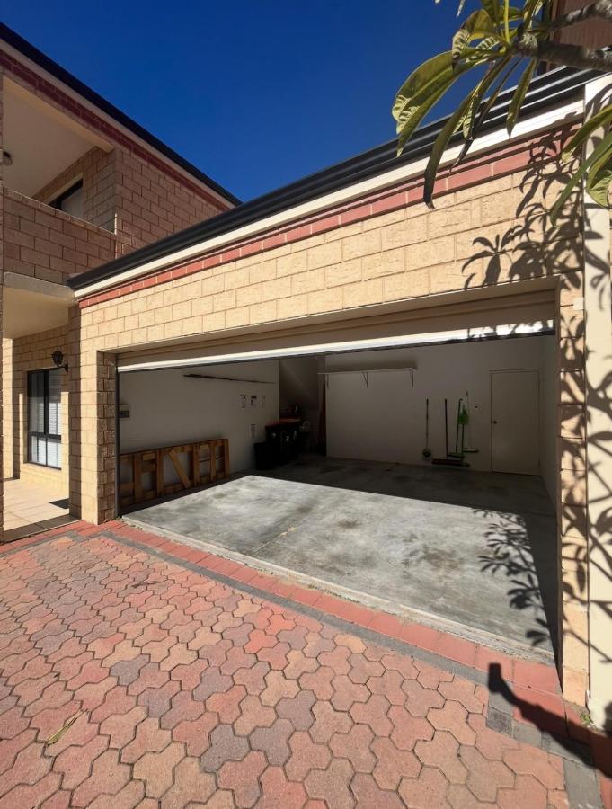 The Scarborough Beach House - Walk to the beach! - B&B Perth