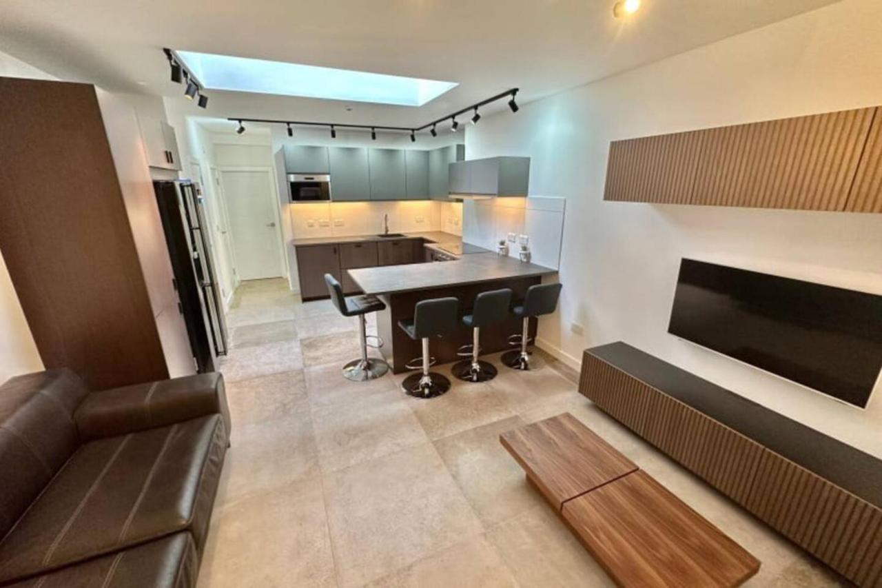 4 Bedroom house with En-suite - contractors welcome - FREE parking and WI-FI - B&B
