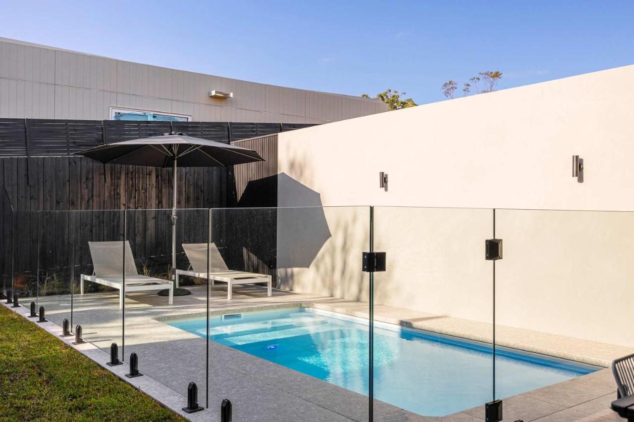 The Grey House - Luxe Entertainer with Heated Pool - B&B McCrae