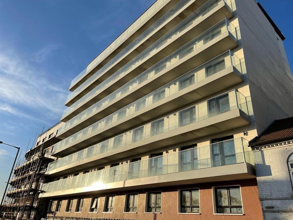 London Luton Airport Luxury Midland Apartments - GATED PARKING - Balcony - Sleeps 4 - B&B Luton