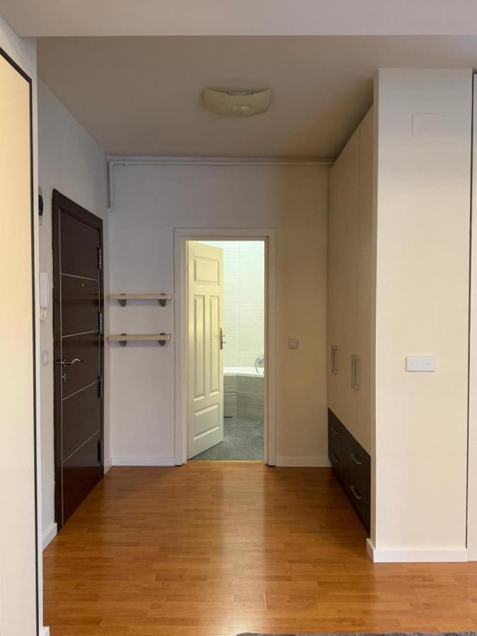 Cozy Semi-Central apartment with free parking and workspace - B&B Cluj-Napoca