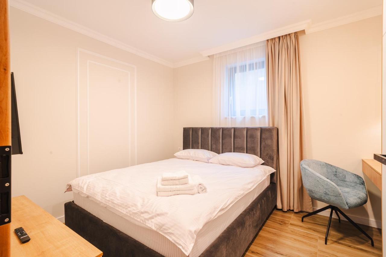 Elegant 2BR Escape - Zorilor Charm with Parking - B&B Cluj-Napoca