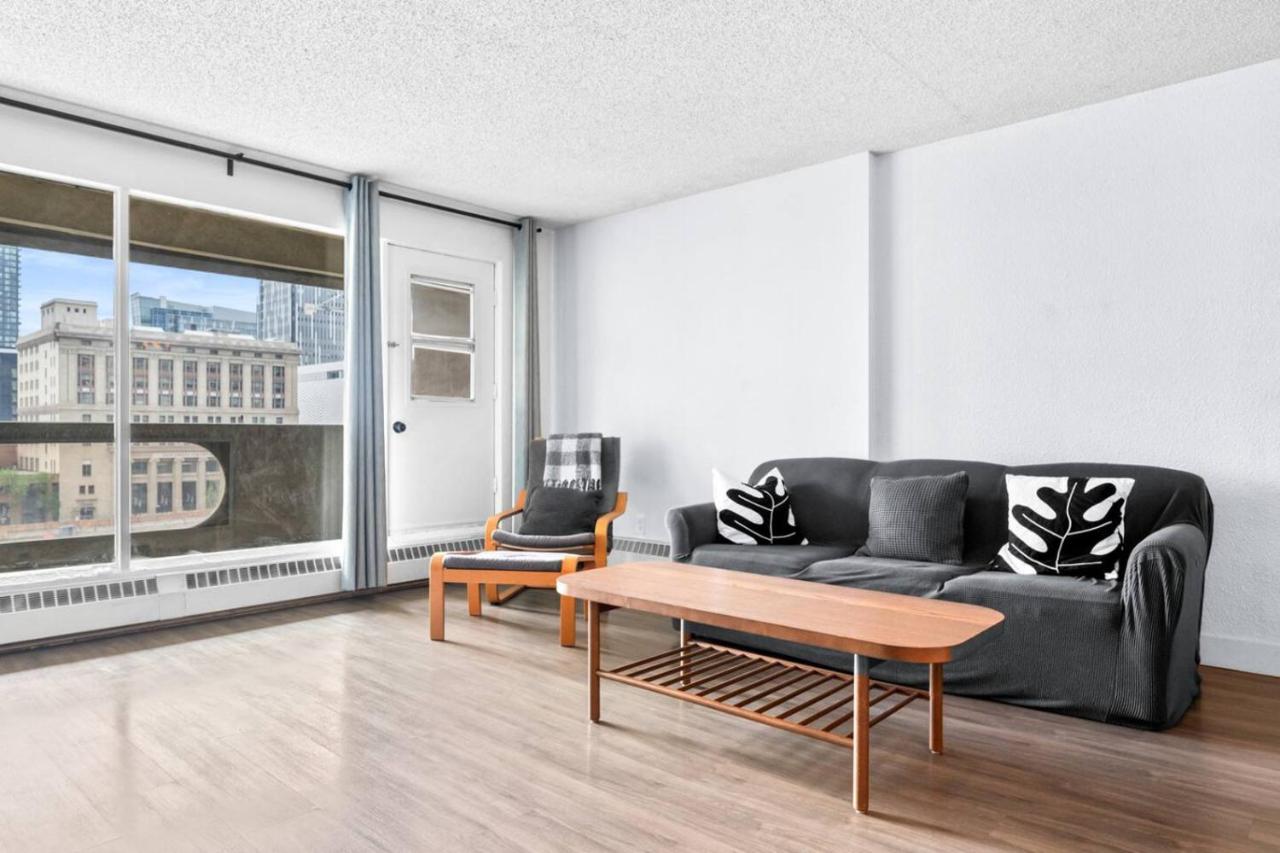 Central Downtown at Rocky Mountain Court with Gym, Court, Sauna and Secured Parking - Ferienwohnung Calgary