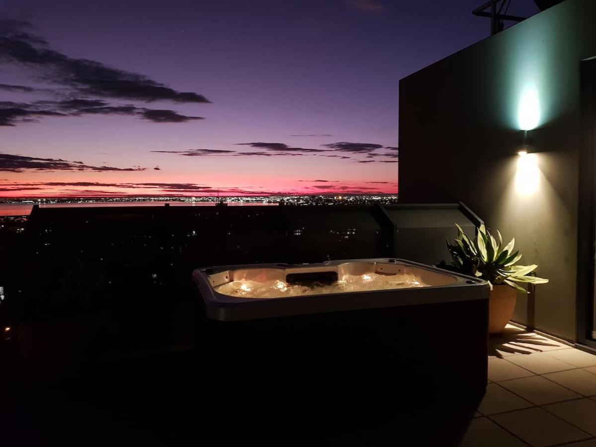 St Kilda Penthouse. Views. Spa. - B&B Melbourne