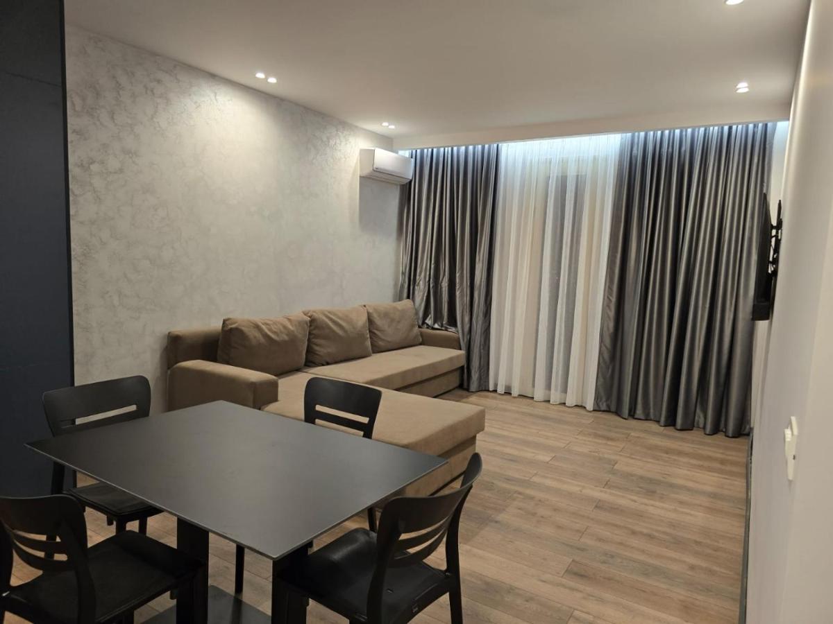 By the Sea Apartments - Bed and Breakfast Vlorë