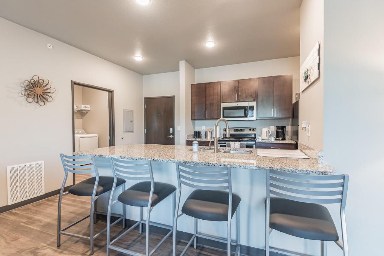 Modern Stay Near Jack Trice Stadium - Walk to ISU - Bed and Breakfast Ames
