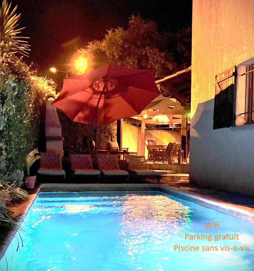 Chambre, terrasse et piscine de l'Impasse du Pressoir - B&B Le Crès