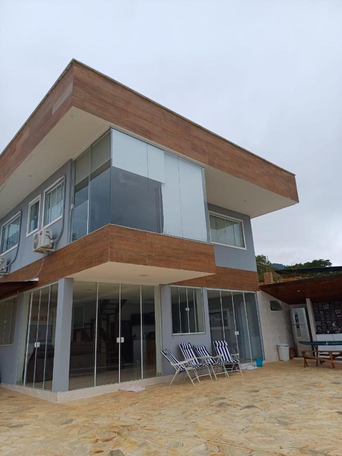 Casa em Angra com 4 quartos, churrasqueira, piscina, sinuca e quadra privativa - B&B Angra dos Reis